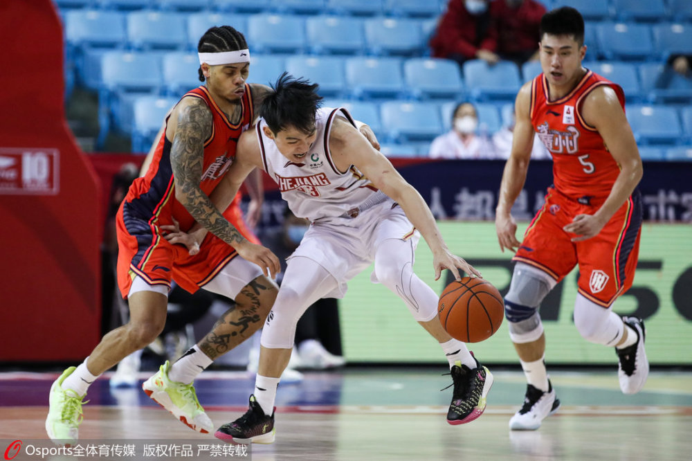 包含莱万多夫斯基在勇士比赛中回归赛场阿贾克斯扳平良机备战CBA季后赛，现场解说直呼：里尔今晚篮板制胜的词条